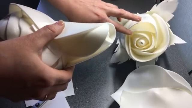 Большие ростовые цветы | Бесплатный мастер-класс бутон розы из изолона | DIY Rosebud смотреть онлайн