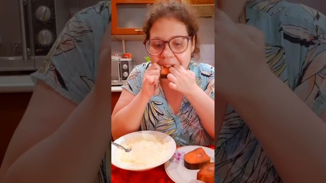 Мукбанг Рисовая каша и Копченая горбуша от поноса/Нужен совет смотреть онлайн