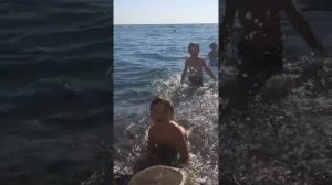 Мальчишки плескаются)) swimming