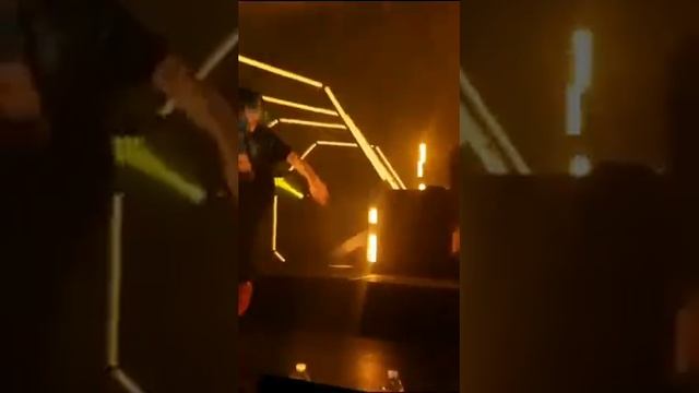 Маленькая девочка поёт на сцене с Билли Айлиш смотреть онлайн