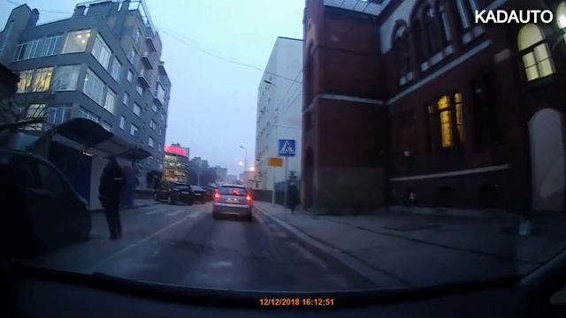 Упало ограждение на автомобиль. Ул. Боткина в Калининграде. 12.12.18 смотреть онлайн