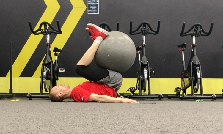 Подъем фитбола тазом