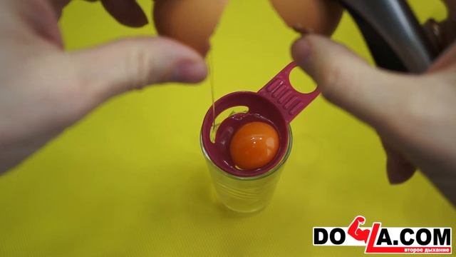 Как отделить желток от белка смотреть онлайн