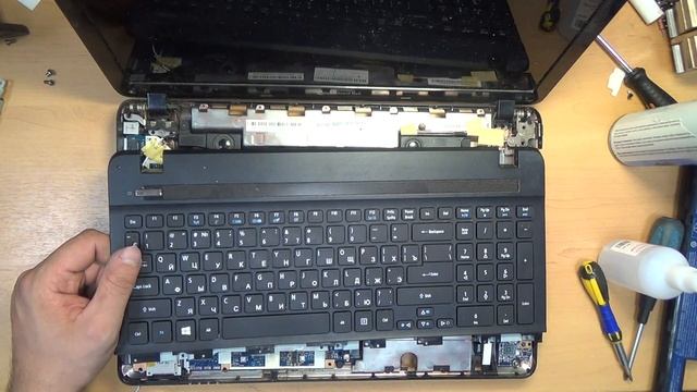 разбор и очистка ноутбука Packard Bell p5ws0, часть 2 из 3 смотреть онлайн
