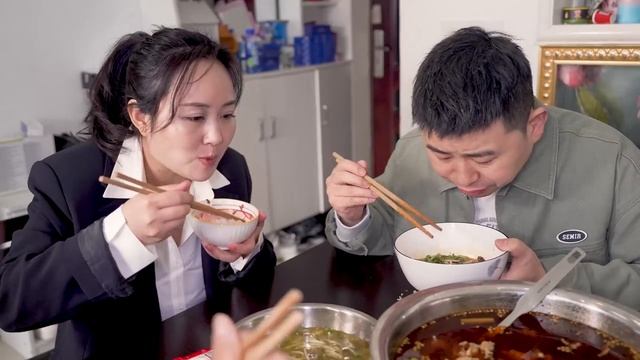 【超小厨】8斤美蛙打包煮火锅！鲜香滑嫩重麻重辣，辣的直冒汗！巴适的板！