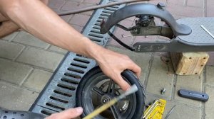 Снятие колеса электросамоката Xiaomi Mi Electric Scooter M365  при проколе
