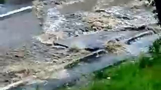 Ливень в Каменске смыл свежеуложенный асфальт смотреть онлайн