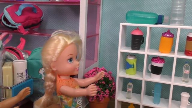 Elsa and Anna toddlers buy school supplies from store - Barbie is seller смотреть онлайн