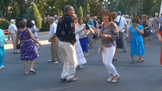 Беги , прошу я беги💃🌹 Счастливые минуты в парке Горького 💃🌹Харьков 2021 смотреть онлайн