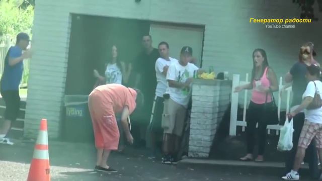 ОБОСРАЛИСЬ В ОБЩЕСТВЕННОМ МЕСТЕ