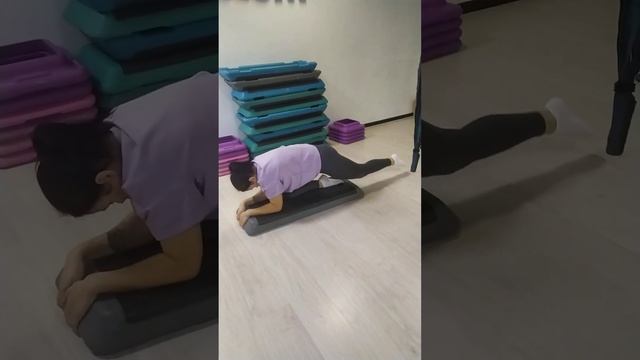 Поднятие ноги из полушпагата в упоре на предплечиях