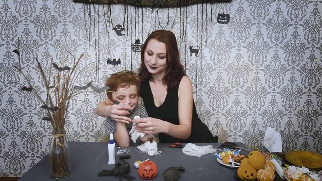 Демьян с мамой украшают вкусняшки на Хэллоуин. Halloween DIY смотреть онлайн