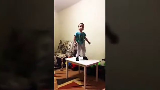Маленький мальчик зажигает под музыку!!! смотреть онлайн