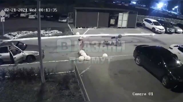 На видео попало, как в Казани мужчина на электроскутере врезался в шлагбаум смотреть онлайн