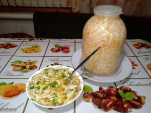 Такая капуста съедается банками. Как квасить капусту в банке .Рецепт хрустящей, вкусной  капусты.