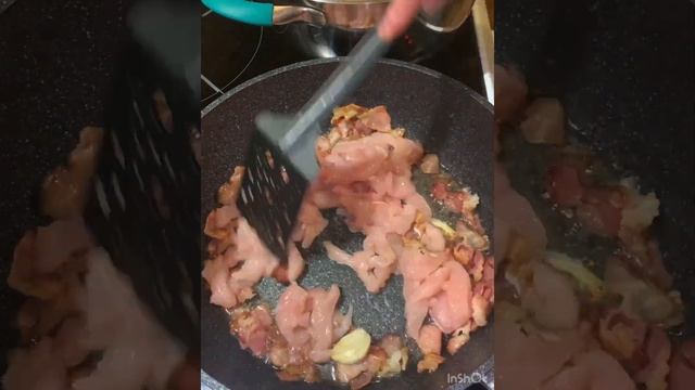 Паста карбонара с курицей и беконом ￼