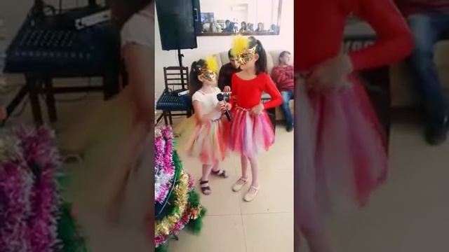 Я узнала маленький секрет, ёлычкам не холодно зимо смотреть онлайн