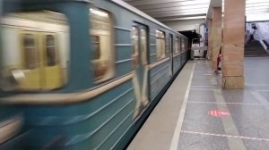 Целый состав 81-717/714 со старыми поручнями и головами #8802 и #8803 на КРЛ