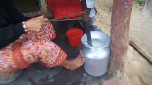 Сбивание масла из молока в Непале, to do oil in Nepal смотреть онлайн