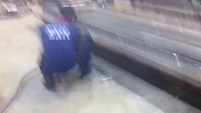 Андрюха разрезает болты