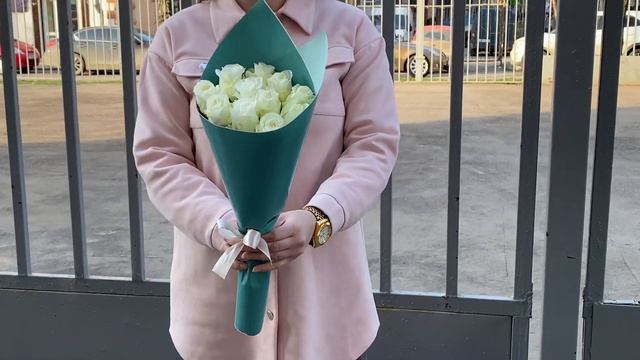 11 белых крупных роз Махе смотреть онлайн