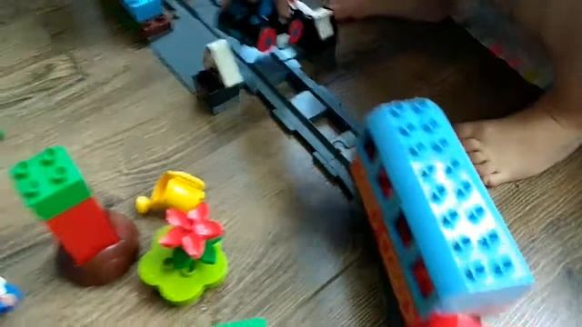 Дашин лего-парк в котором ходит лего-поезд!!!!!!