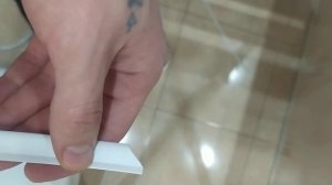 как правильно подрезать вставку (плинтус) внешний угол на натяжном потолке ч. 2