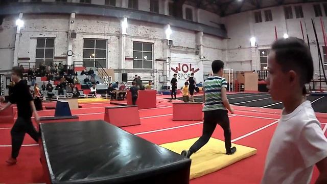 Крутим сальто и делаем сложные трюки (Всех с наступающим) смотреть онлайн