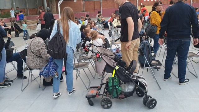 Оливейя пришла с новым другом Романом на просмотр мультика на открытой площадке #olivella #девочка смотреть онлайн