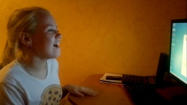 Красивая девушка поет! смотреть онлайн