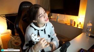 Акулич поёт и играет на Укулеле: Люби меня, люби, Младшая сестра, До скоро встречи, Слишком влюблен
