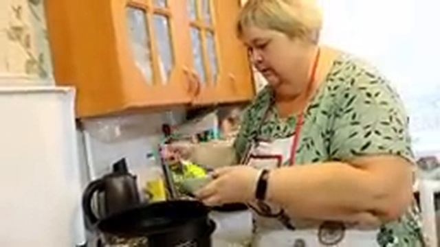 Крутая мантоварка и набор шикарных чашек.И как же не приготовить манты? смотреть онлайн