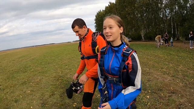 ПЕРВЫЙ ПРЫЖОК ДОЧЕРИ С ПАРАШЮТОМ смотреть онлайн