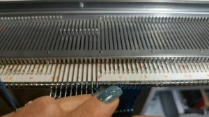 Самый популярный способ Закрытия петель на вязальной машине. Закрытие косичкой через колок