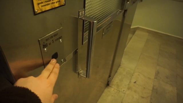 ASEA traction elevator without inner doors (mod by KONE) @ Trotzgatan 2E, Falun, Sweden смотреть онлайн