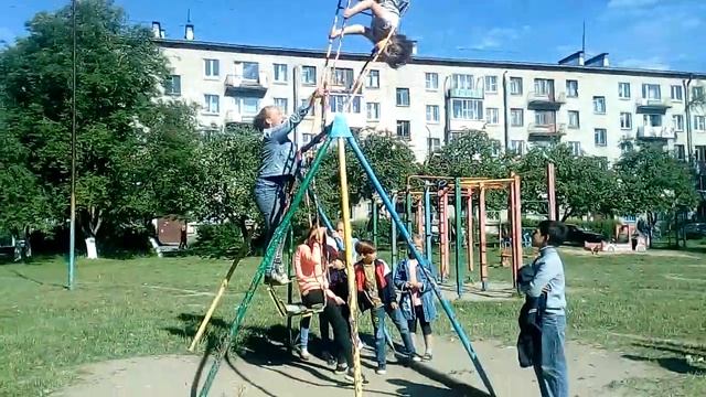Девочка сделала 150 раз солнышко на качелях смотреть онлайн