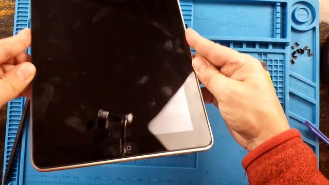 Apple iPad 1st Gen Home Button Malfunction - disassembly & repair смотреть онлайн