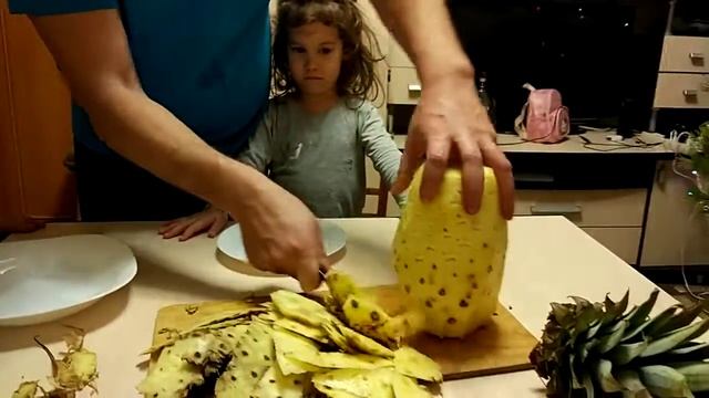 Как почистить ананас? Алина покажет! смотреть онлайн