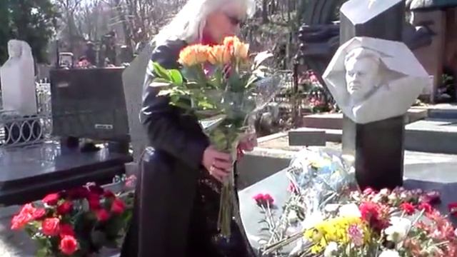 Біля могили Олеся Гончара смотреть онлайн