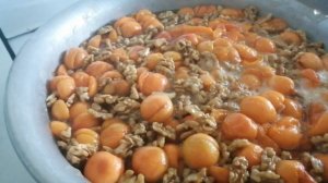 Абрикосовое варенье с орехами и апельсином