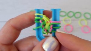 БРАСЛЕТ из резинок на рогатке СДЕРЖАННЫЕ СЕРДЦА без станка