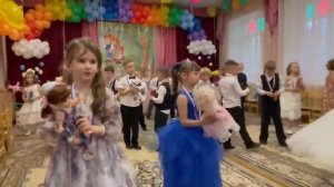 Заключительная композиция на выпускной утренник в детском саду