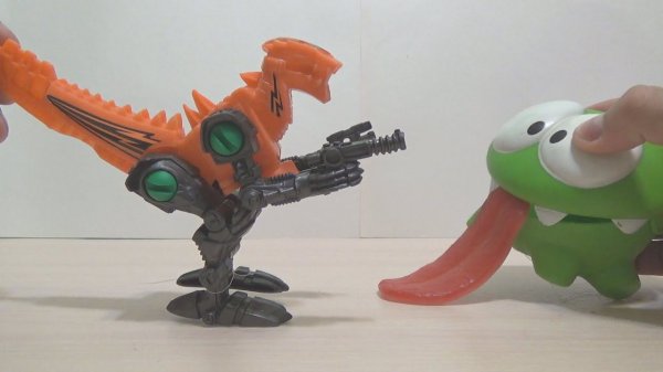 Динозавры Ам ням огромный язык и Боевой мультфильм с игрушками.Om nom is a huge language dinosaurs