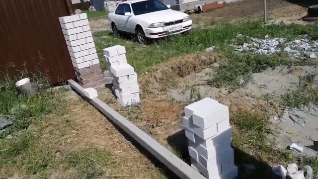 Строю забор, выкладываю из кирпича столбики!!! смотреть онлайн