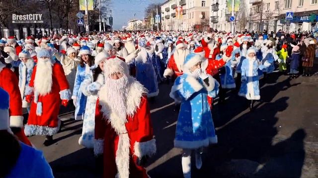 Рождественский парад в Бресте. 2022 Деда Мороза и Снегурочек смотреть онлайн