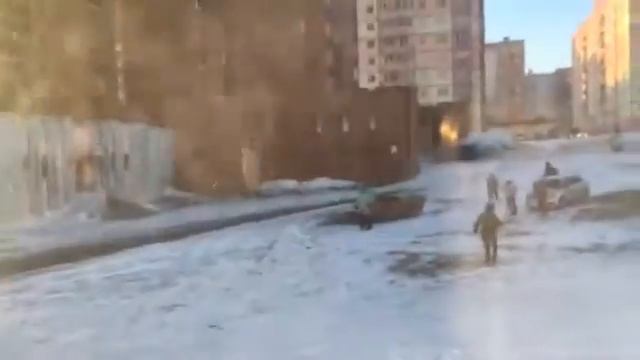 Людей и машины сдувает ветром в Норильске смотреть онлайн