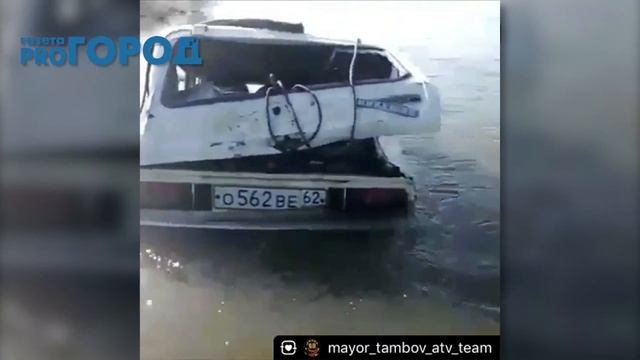 Под Рязанью Ниву пришлось вытаскивать из воды смотреть онлайн