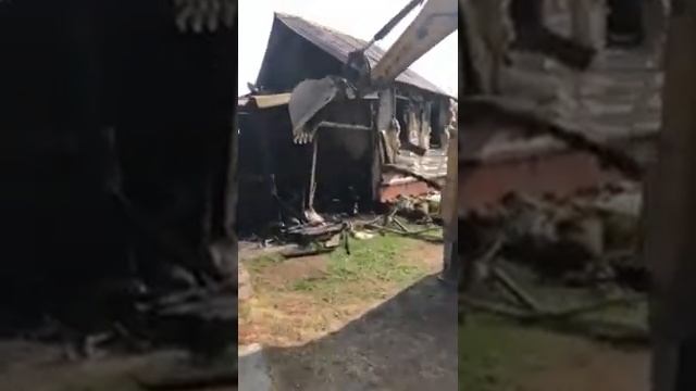 ? Снос сгоревшего дома на даче в Воронеже, Бабяково, (начало демонтажа) смотреть онлайн