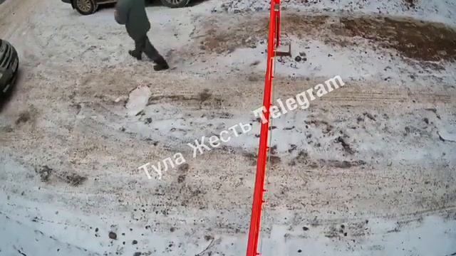 В Туле мужчина сломал шлагбаум на улице Металлургов смотреть онлайн