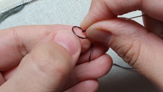 ЗАКРЕПЛЕНИЕ НИТИ НА КОНГРЕСС-СТРАМИНЕ В НАЧАЛЕ И В КОНЦЕ ВЫШИВКИ ПОЛУКРЕСТОМ смотреть онлайн